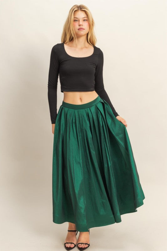 Versatile midi skirt with flowing pleats and flattering fit