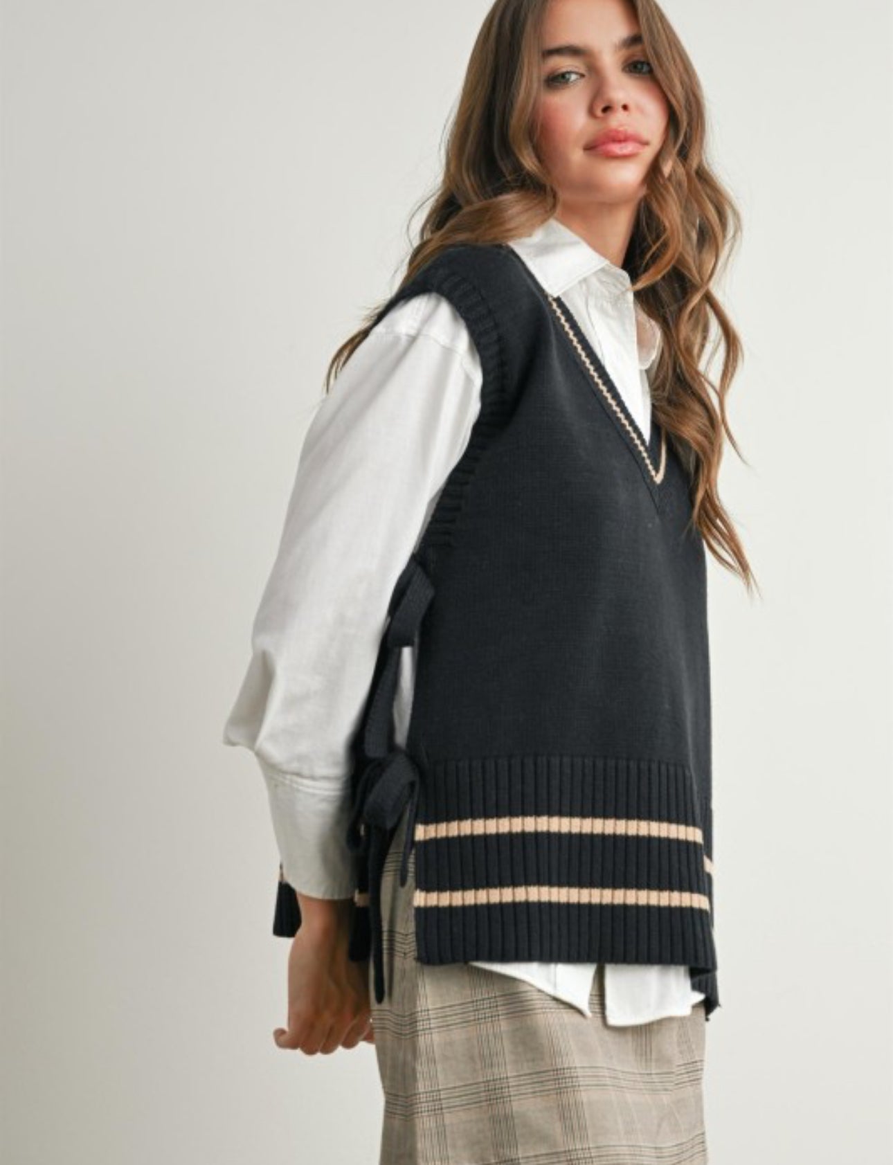 Modern V-Neck Sleeveless Sweater Vest Top – Striped
