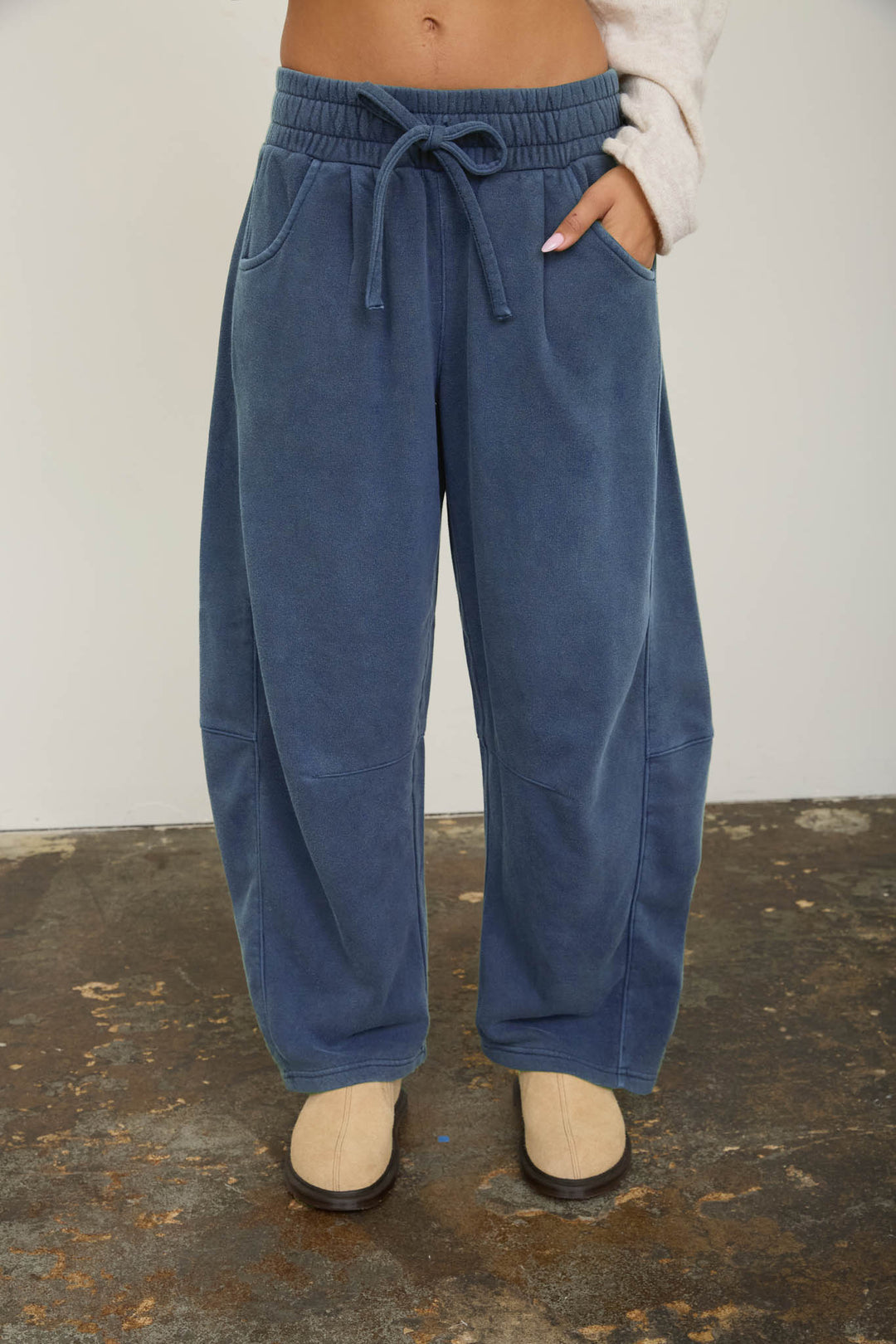 Blu Pepper-SMOCKED WAIST DRAWSTRING BARREL LEG SWEATPANTS