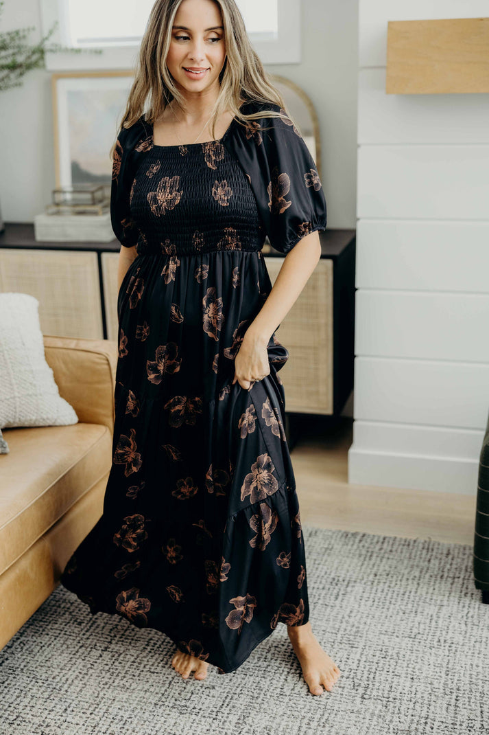 Elegant tiered skirt maxi dress – front view