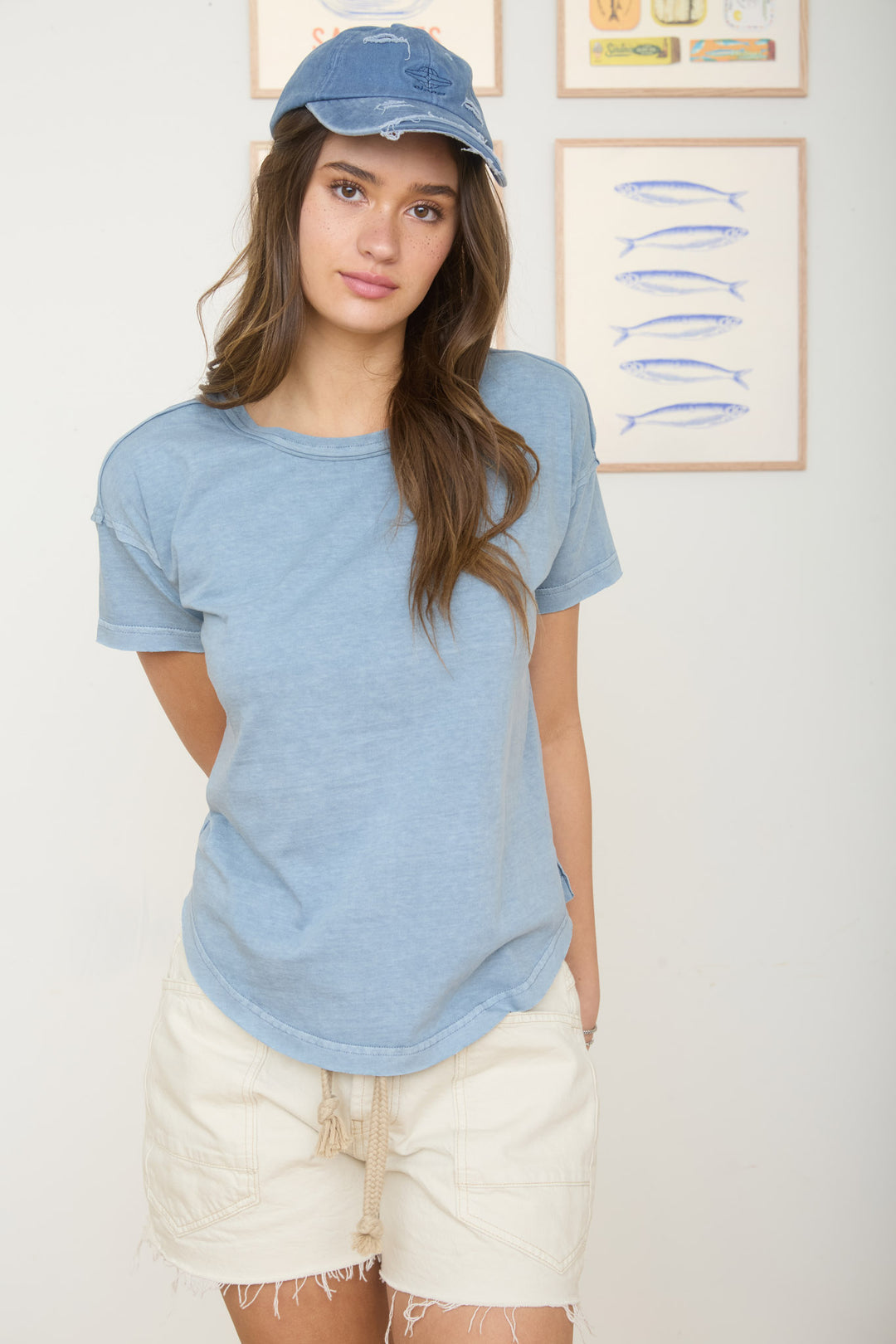 ROUND NECK SHORT SLEEVE EXPOSED SEAM KNIT TOP