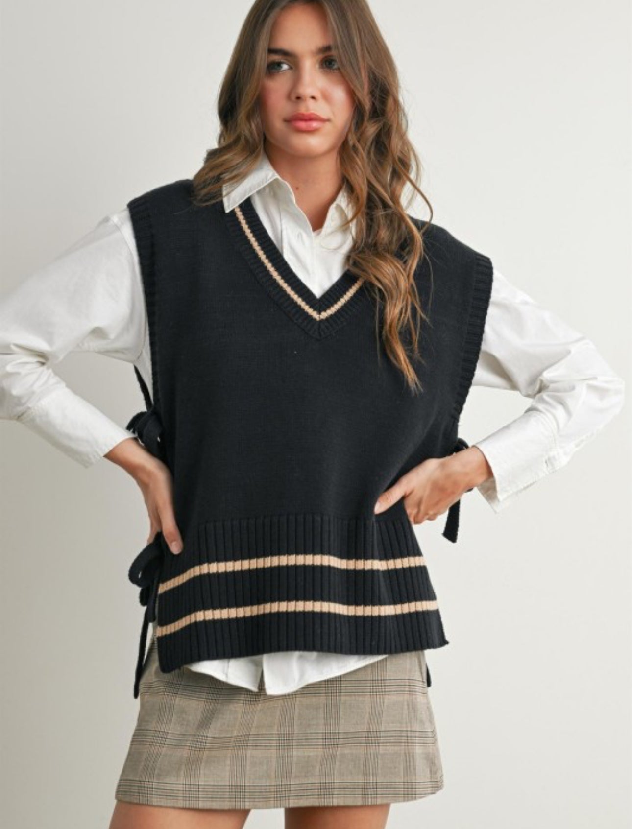 Modern V-Neck Sleeveless Sweater Vest Top – Striped