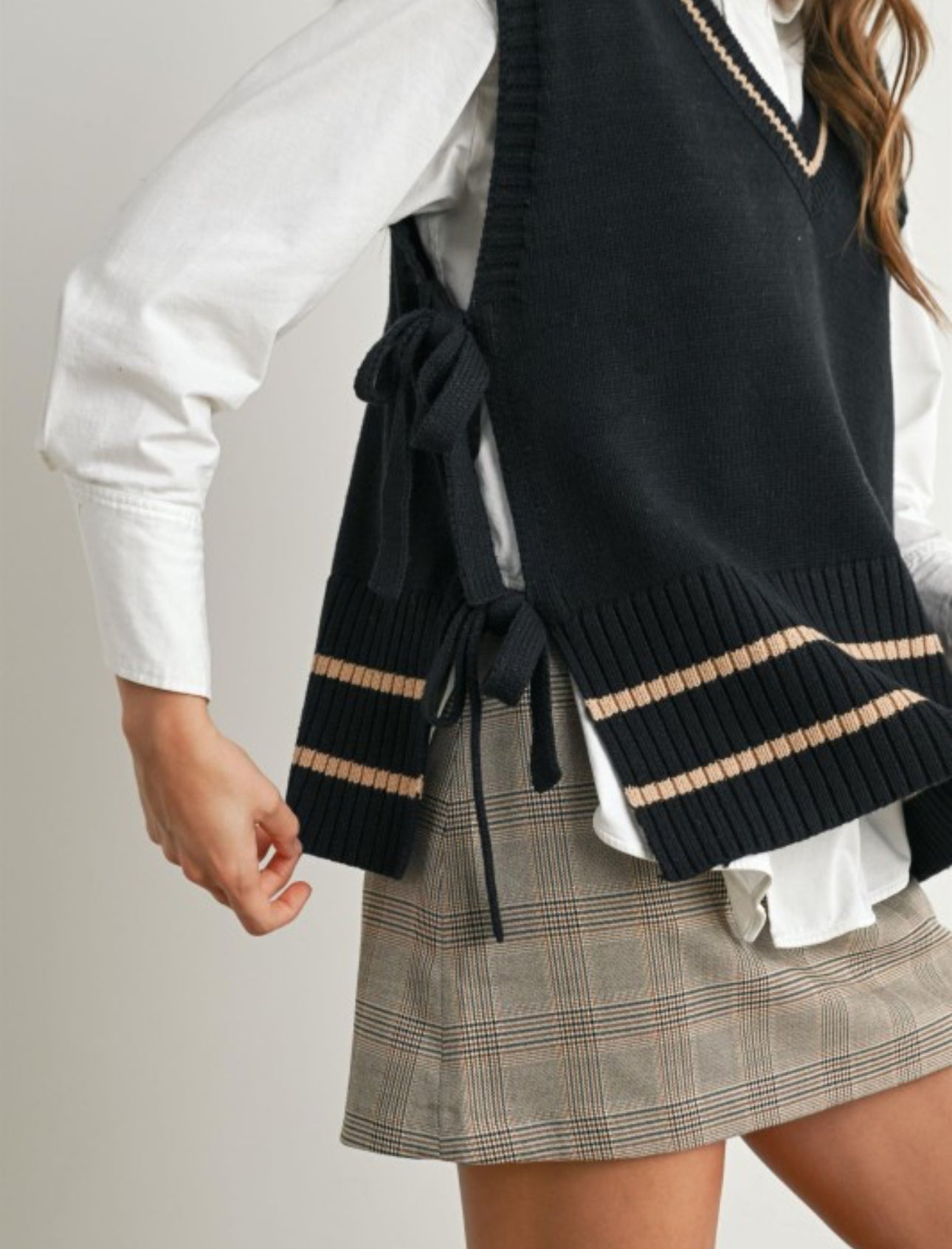 Modern V-Neck Sleeveless Sweater Vest Top – Striped
