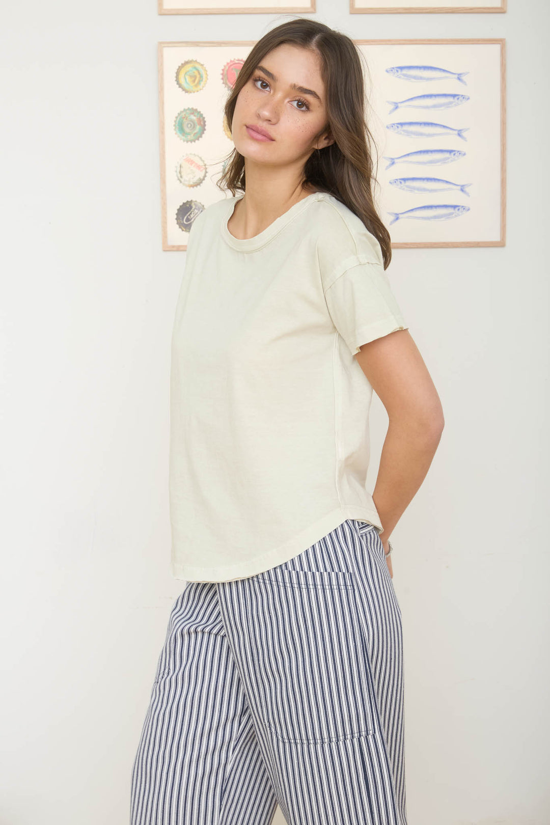 ROUND NECK SHORT SLEEVE EXPOSED SEAM KNIT TOP