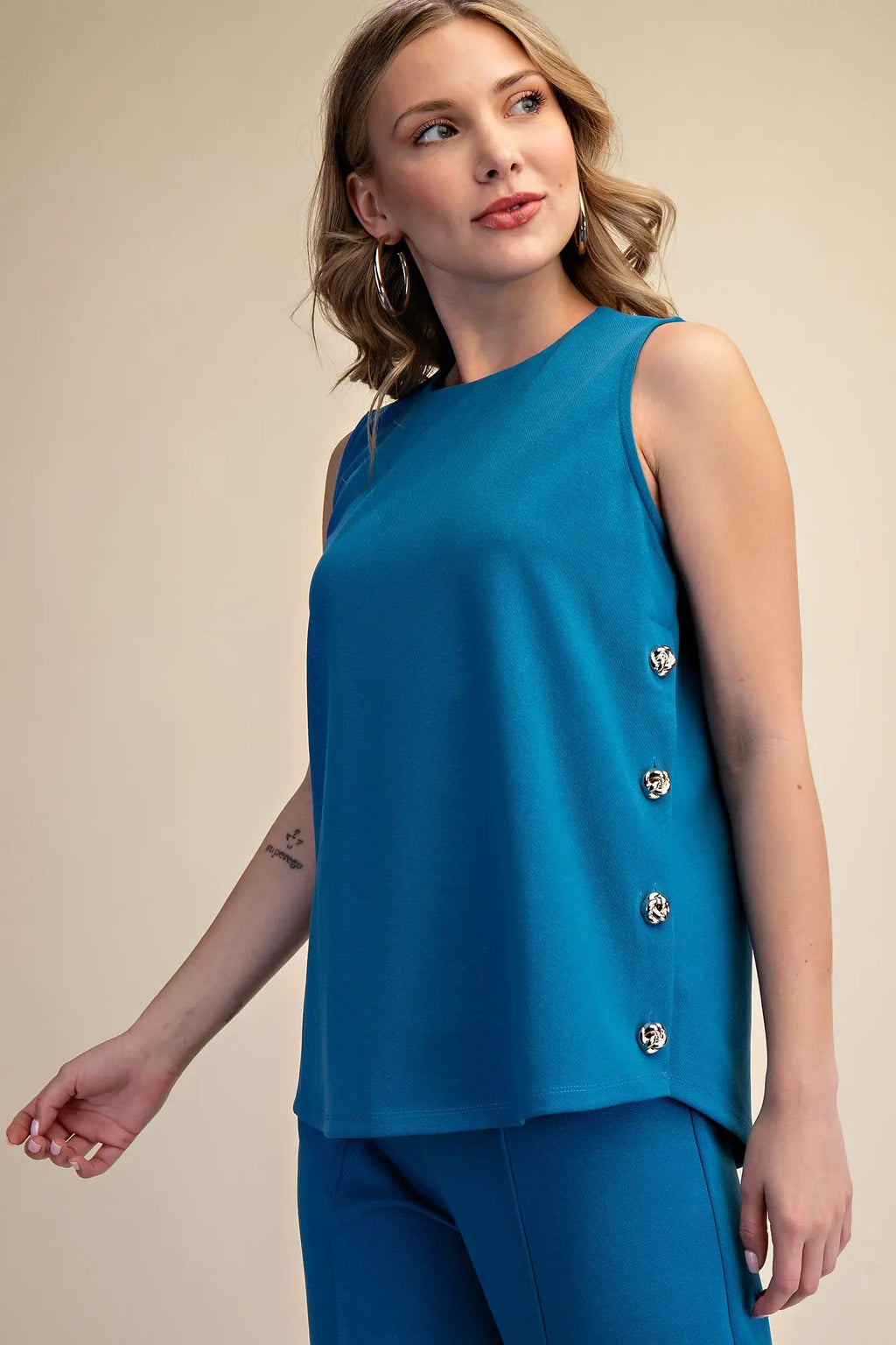 Round Neck Side Metal Button Trim Sleeveless Top