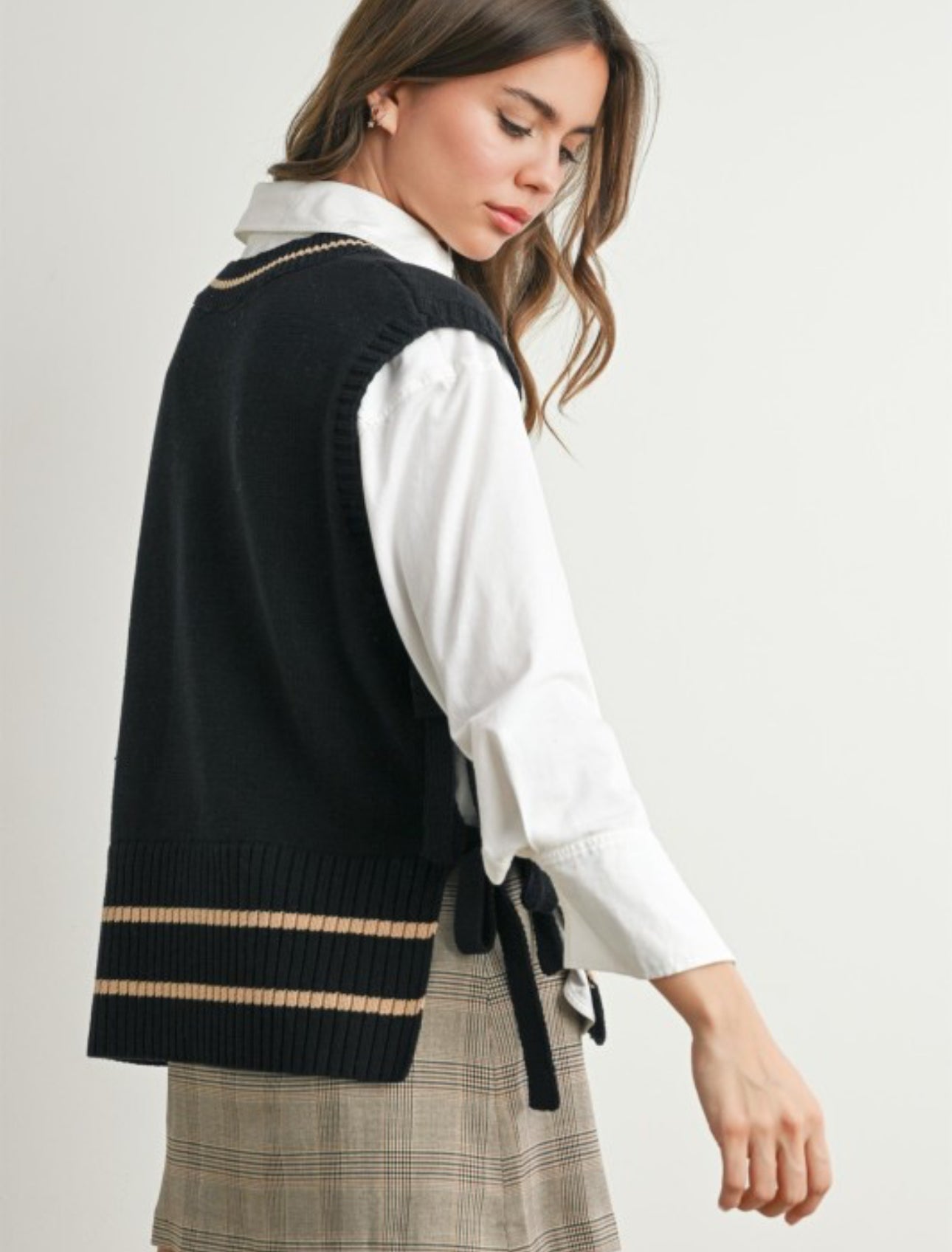 Modern V-Neck Sleeveless Sweater Vest Top – Striped