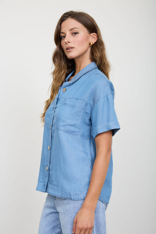 Blu Pepper-CHAMBRAY BUTTON DOWN SIDE SLIT SHORT SLEEVE TOP