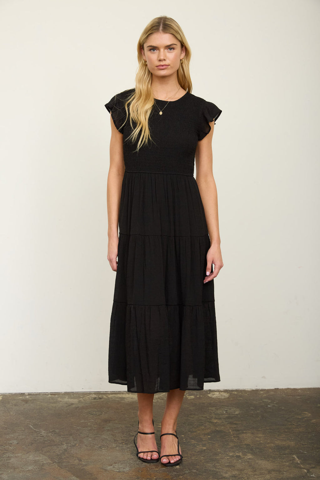 Blu Pepper TIERED SMOCKED SHORT SLEEVE MIDI DRESS