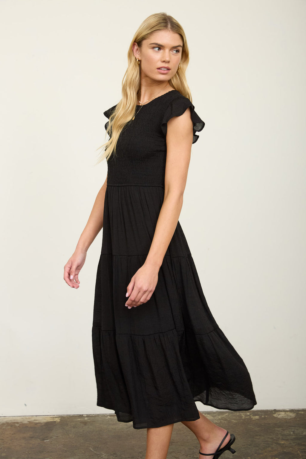 Blu Pepper TIERED SMOCKED SHORT SLEEVE MIDI DRESS