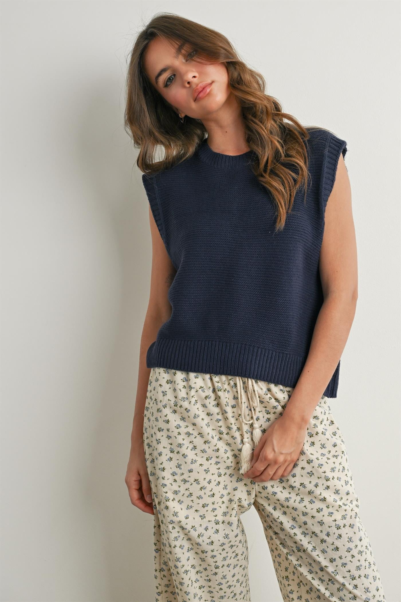 Minimalist Knit Top – Lightweight, Cozy & Versatile Wardrobe Staple